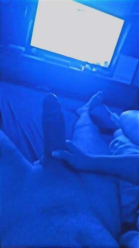 Vidéos de sextapes : Elle me branle mon énorme bite 