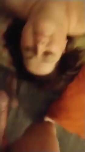 Vidéos de sextapes : Une bonne pipe goulue à l'envers 