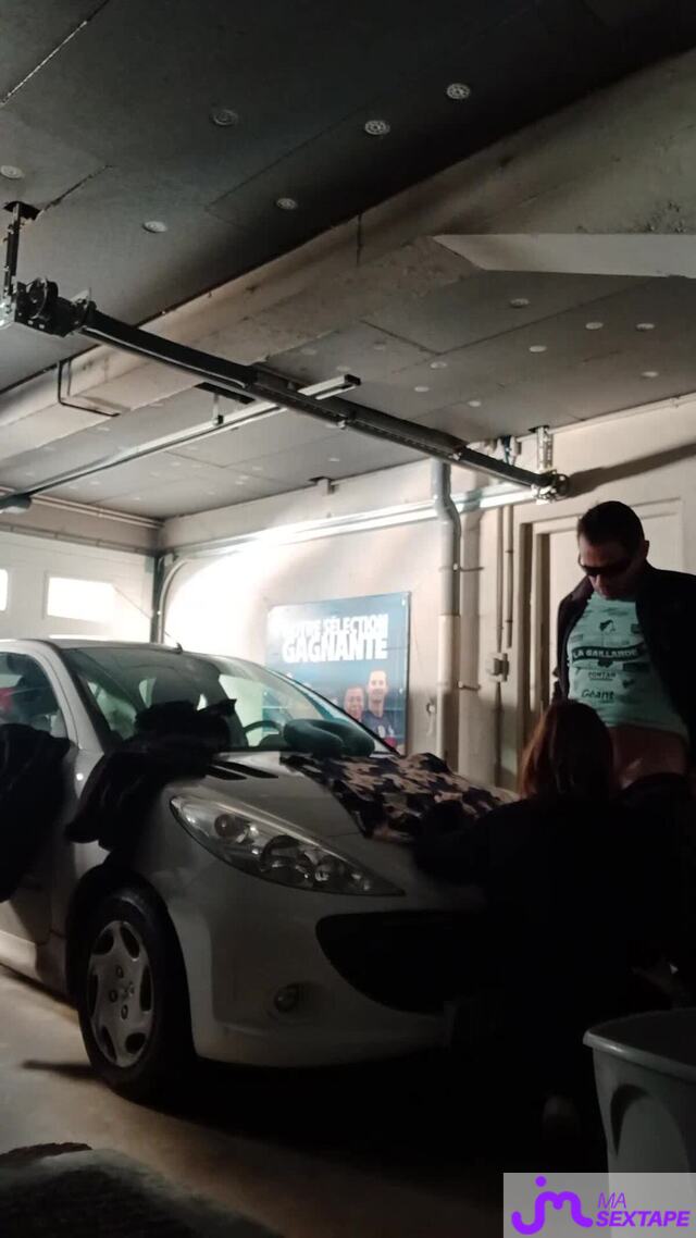 Vidéo de sextapes : Avant de se faire prendre sur le capot, elle passe en 👄 