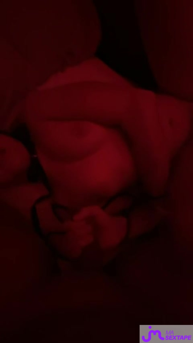 Vidéo de sextapes : Elle m’écarte sa chatte