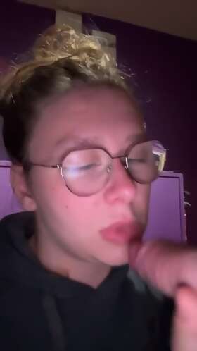 Vid&eacute;os de sextapes : Elle suce bien mon chibre 