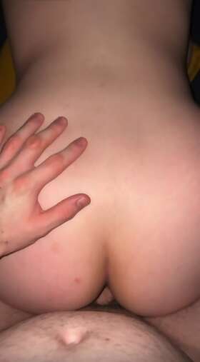 Vid&eacute;os de sextapes : Ejac sur son gros cul 