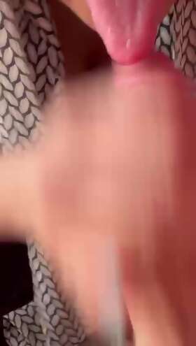 Vid&eacute;os de sextapes : Une amie me suce 