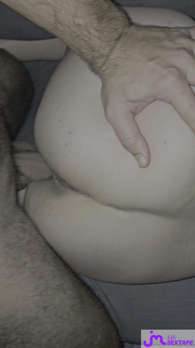 Vidéo de sextapes : Ejac sur le canap&eacute; 