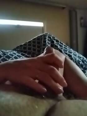 Vid&eacute;os de sextapes : Petite branlette de madame avec &eacute;jaculation le 15 f&eacute;vrier au r&eacute;veil . 