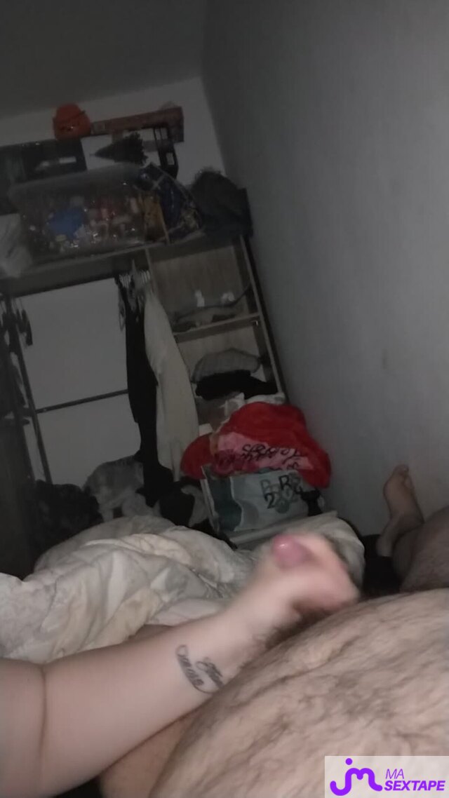 Vidéo de sextapes : Une super branlette avec &eacute;jaculation 
