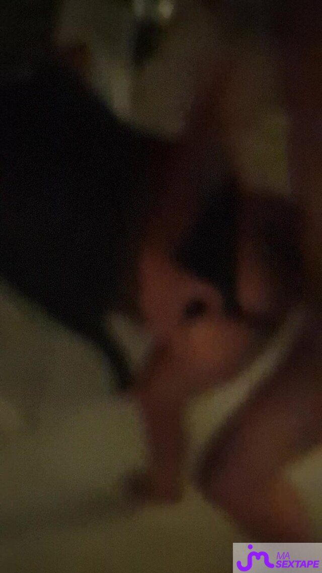 Vidéo de sextapes : Suite trio avec ma cochonne mariee  et un pote 