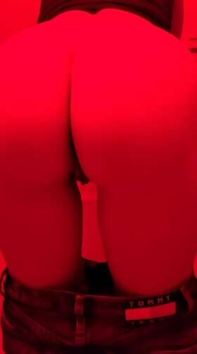 Vid&eacute;os de sextapes : Ma salope se fait doigter et baiser dans les chiottes